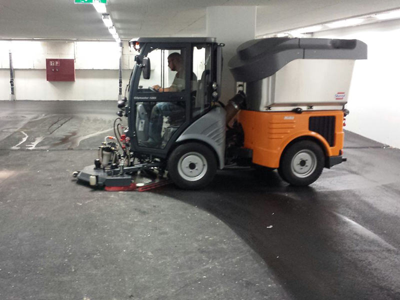 Reinigungsmaschine in Tiergarage